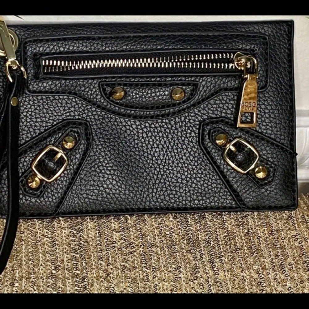 🌸BCBG wristlet🖤🖤🖤